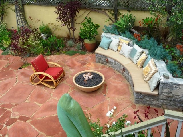 Tigelas de fogo para o jardim criam uma decoração aconchegante para o pátio