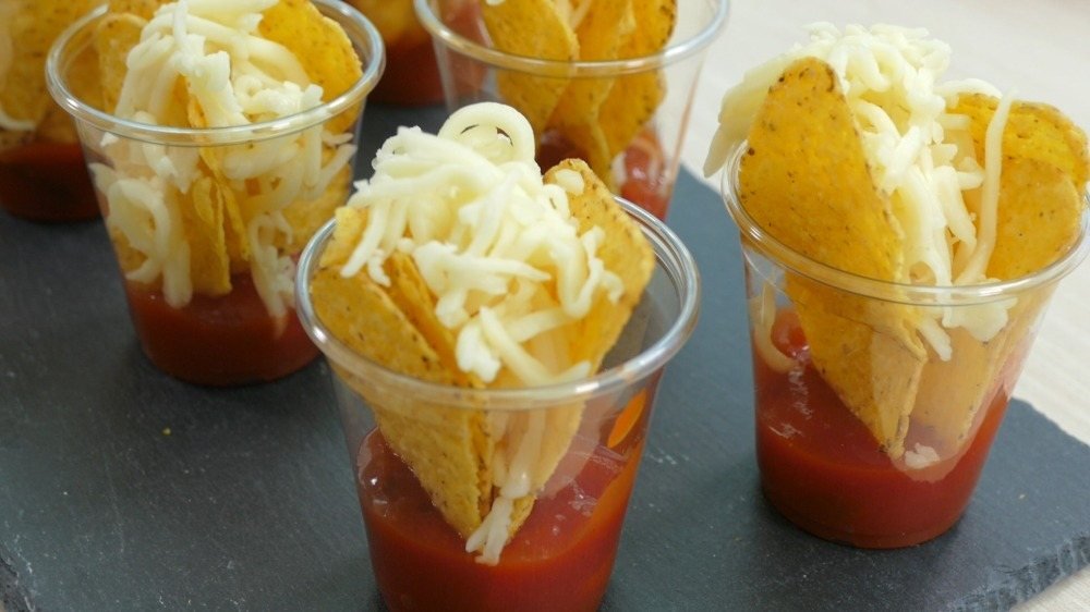 tortilla chips molho de salsa com queijo em um copo