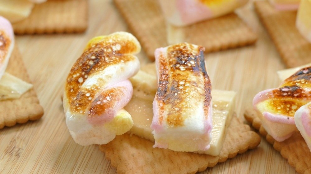 Biscoitos de marshmallow com banana para petiscos de festa infantil caramelizados com fogão de cozinha