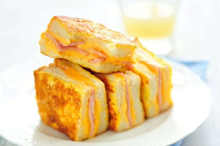 Sanduíches de croque monsieur com presunto
