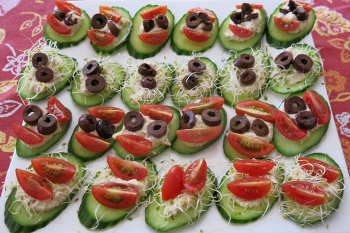 Receita com pepino e tomate com azeitonas