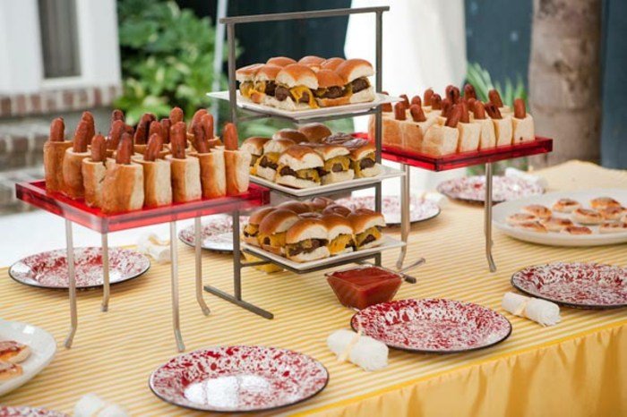 Festa com salgadinhos cachorros-quentes