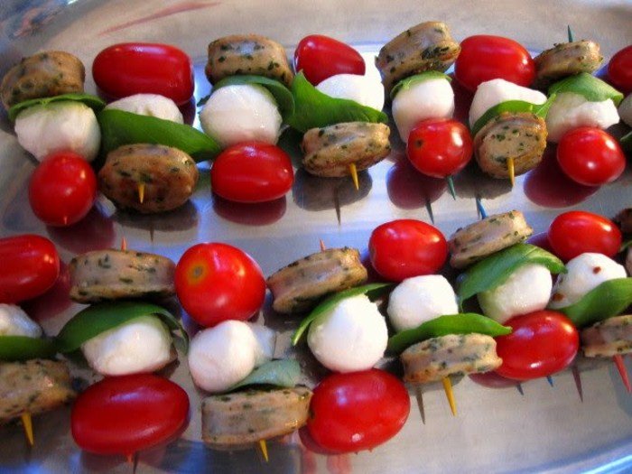 Com linguiça, mussarela e tomate cereja