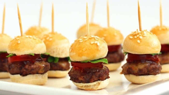 pequenos hambúrgueres com carne