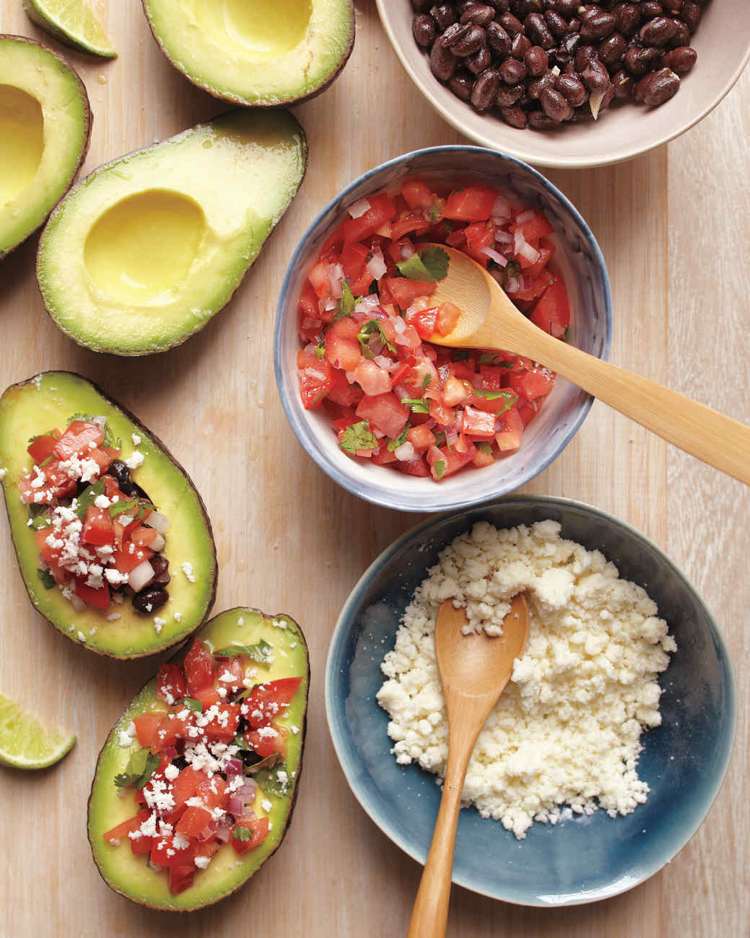 Comidinhas rápidas - canapés para festas - abacate recheado com comida vegetariana