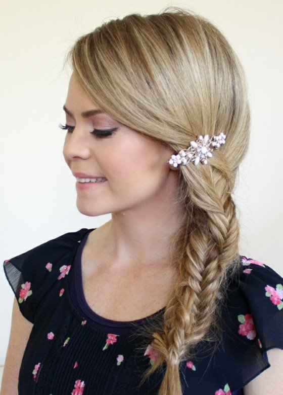 Penteado-com-trança-rabo-de-peixe-blusa-com-flores-padrão