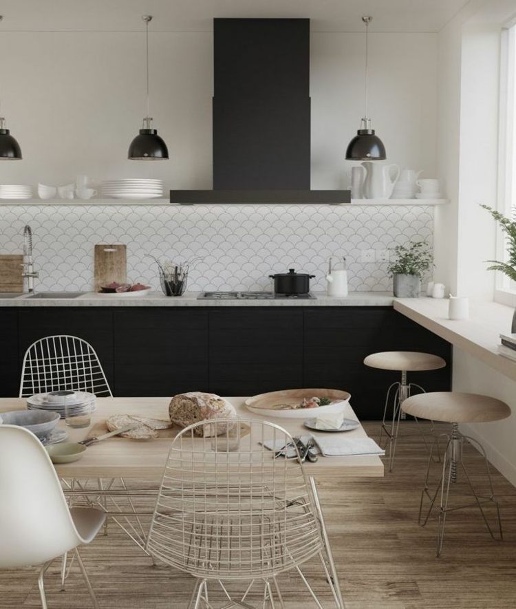Cozinha escandinava em preto com azulejos de escama de peixe brancos