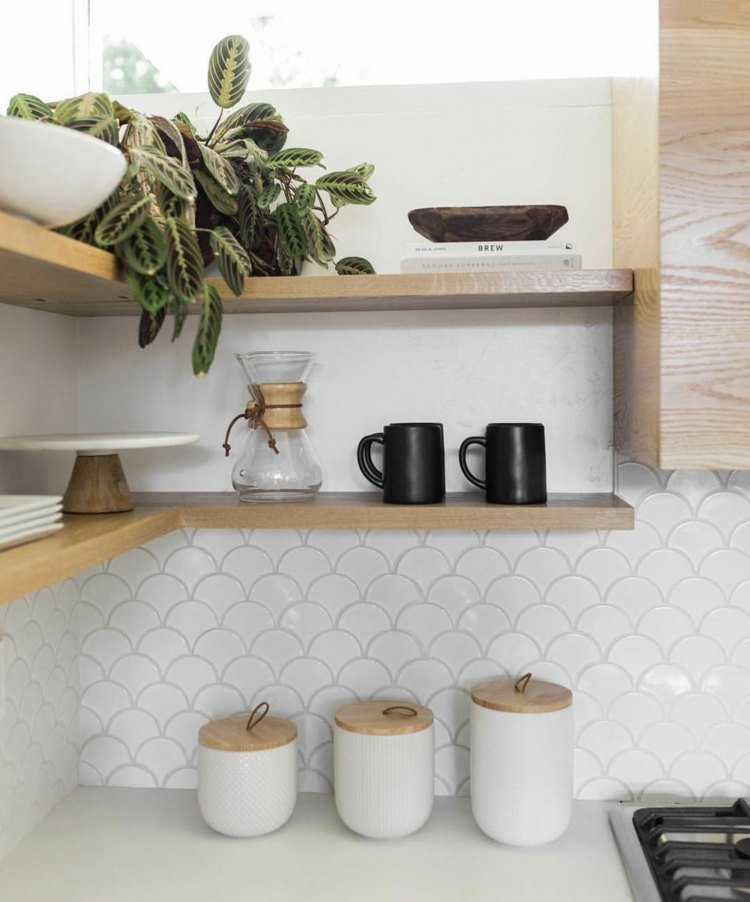 espelho de azulejos simples e elegante com padrão de escala para a cozinha com prateleiras