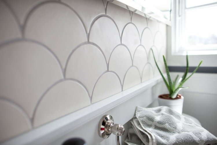 azulejos brancos e argamassa cinza são uma combinação moderna para paredes e pisos
