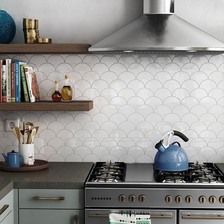 espelho de azulejo branco com azulejos de escama de peixe em cozinha moderna