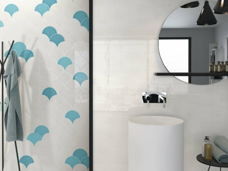 Banheiro branco com detalhes em azul em forma de ladrilhos de escama de peixe