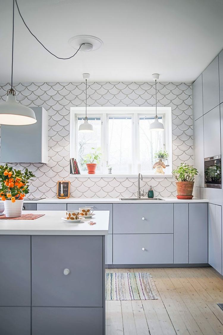 design atraente de cozinha em branco e cinza pastel
