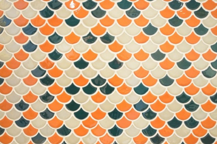 combine as cores contrastantes de azul e laranja com branco para uma bela combinação de cores