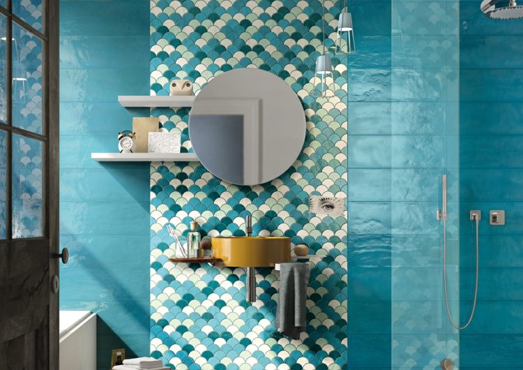 Ladrilhos de escama de peixe em estilo mosaico para o banheiro azul