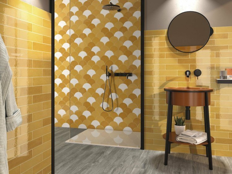 Escamas de peixe amarelas combinam azulejos e azulejos no banheiro