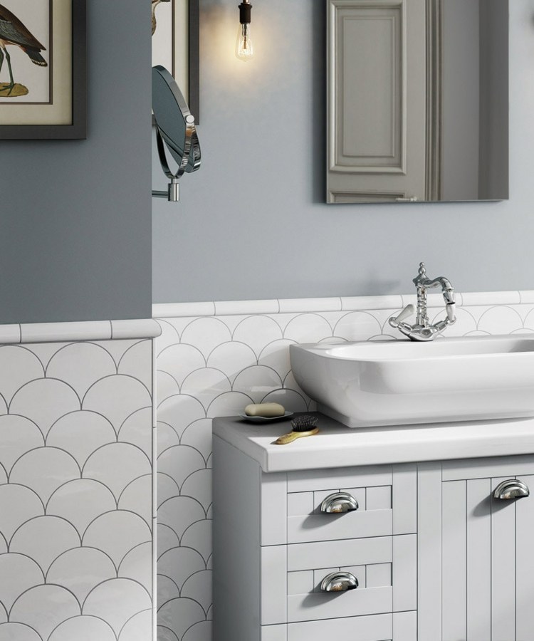 Idéia para o projeto do banheiro com azulejos em escala branca e parede cinza
