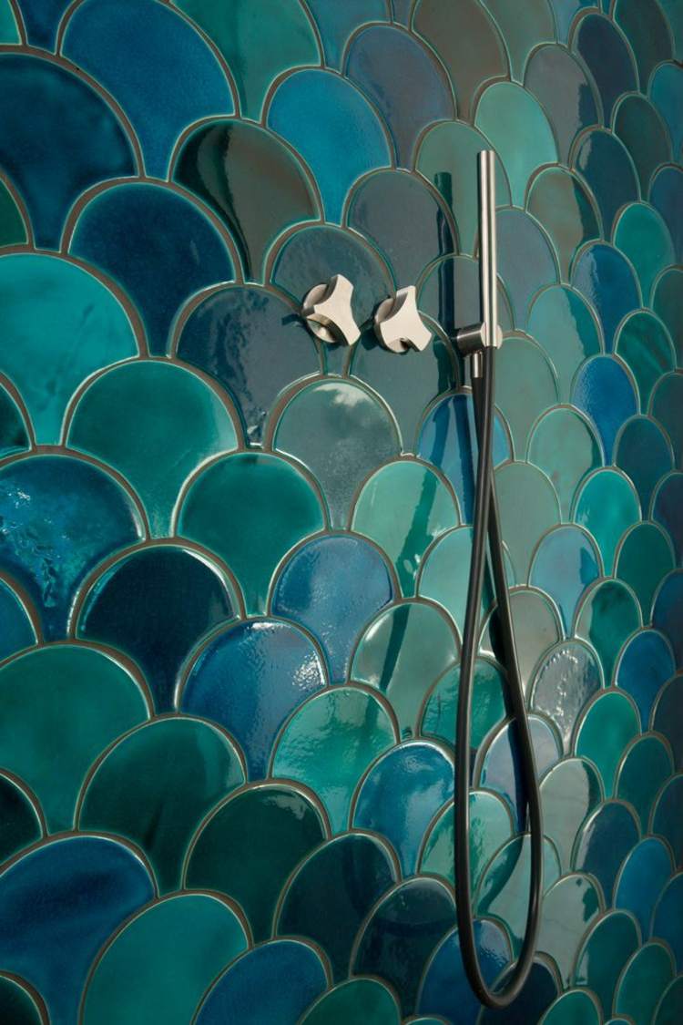 Ideia para um banho com azuis e verdes escuros e padrões de escala