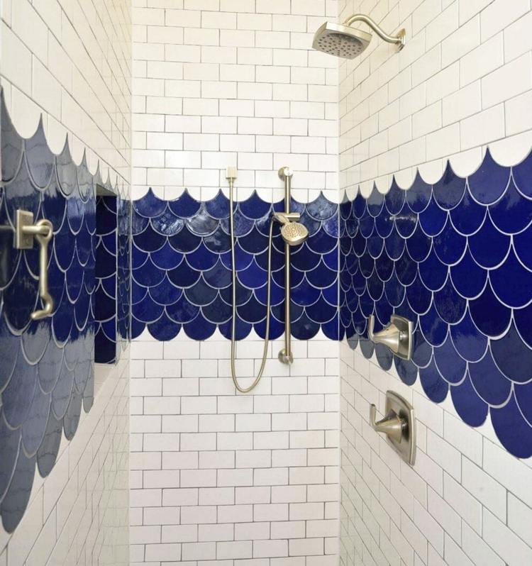 Inspiração para o chuveiro com ladrilhos de escama de peixe azuis e ladrilhos brancos