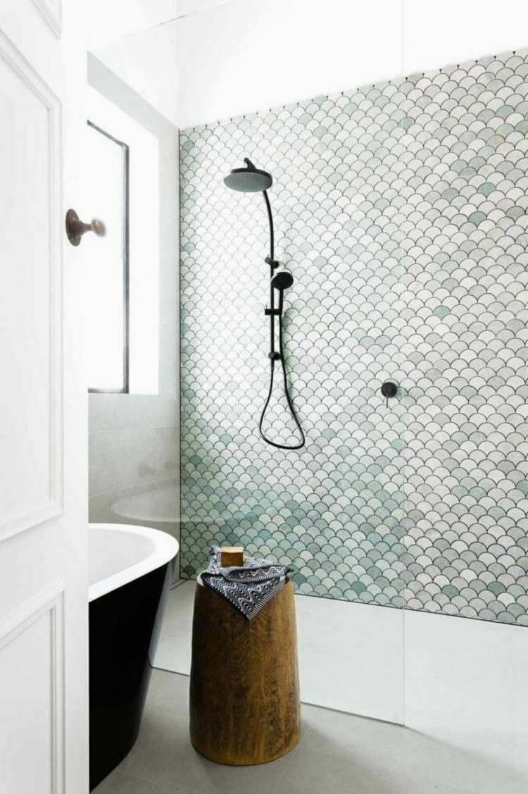 pequenos ladrilhos de escama de peixe em formato de mosaico em um chuveiro aberto com chuveiro com efeito de chuva