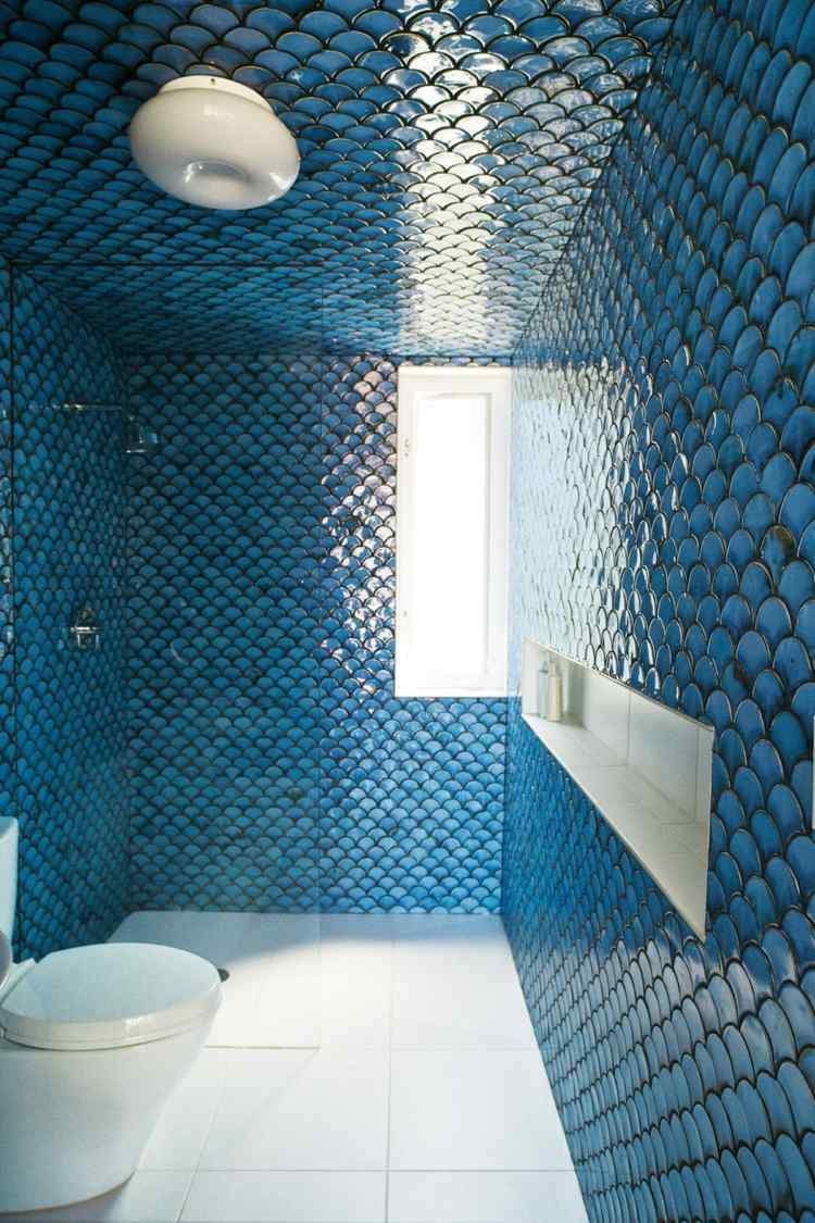 Atmosfera marítima no banheiro com azulejos de escamas de peixe para paredes e tetos
