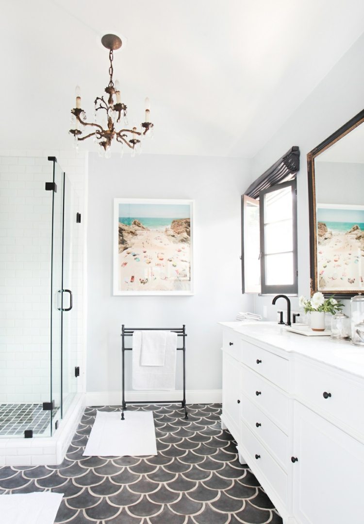 Móveis com detalhes em branco e preto para um banheiro elegante
