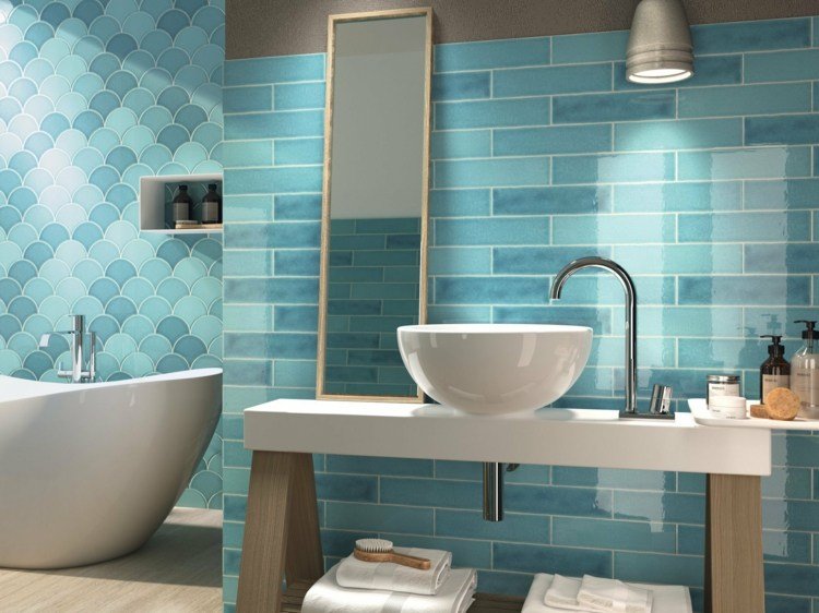 banheiro moderno com banheira vitoriana e azulejos azuis