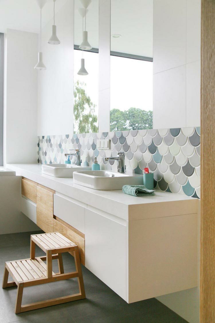 banheiro minimalista moderno com espelho de azulejos com padrão de escala