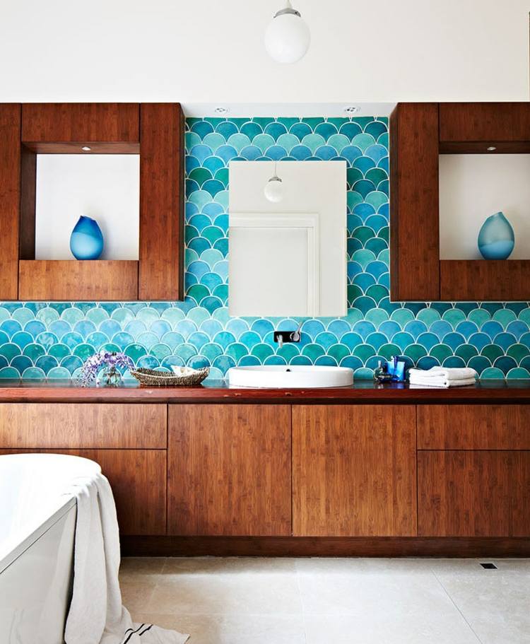 Azulejos turquesa de escama de peixe para splashbacks de cozinha e cozinhas de madeira