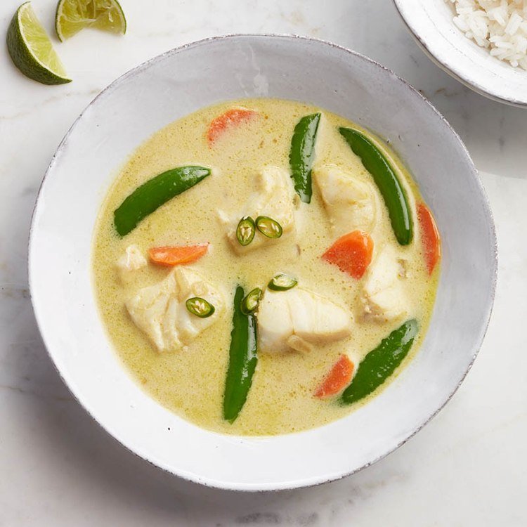 Sopa de peixe tailandesa com sabor a leite de coco deliciosa receita
