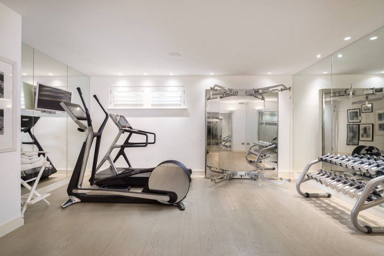 Monte uma sala de esportes no porão, projete sua própria sala de treinamento, crie ideias de ginástica em casa