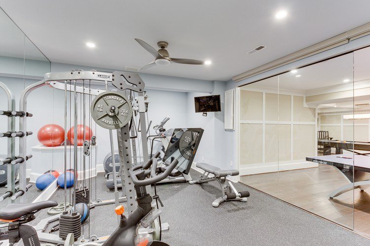 Configurando uma adega de fitness Convertendo uma adega em uma sala de fitness Dicas