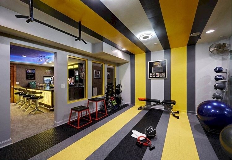 Sala de esportes do porão Configure uma sala de ginástica