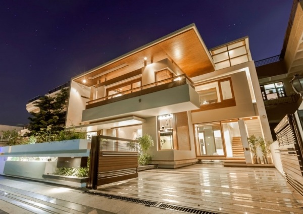 Casa no pátio com arquitetura moderna com telhado plano duplo Índia