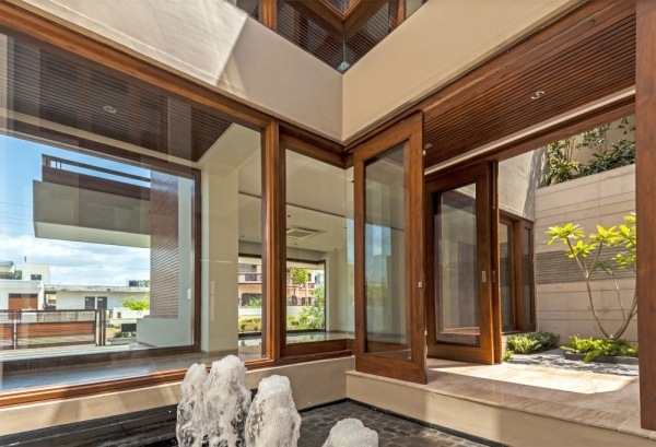 Casa no pátio com jardim de inverno no pátio interno totalmente envidraçado