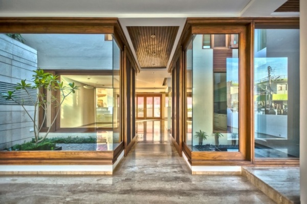 Interior moderno da casa-índia - vidro de madeira