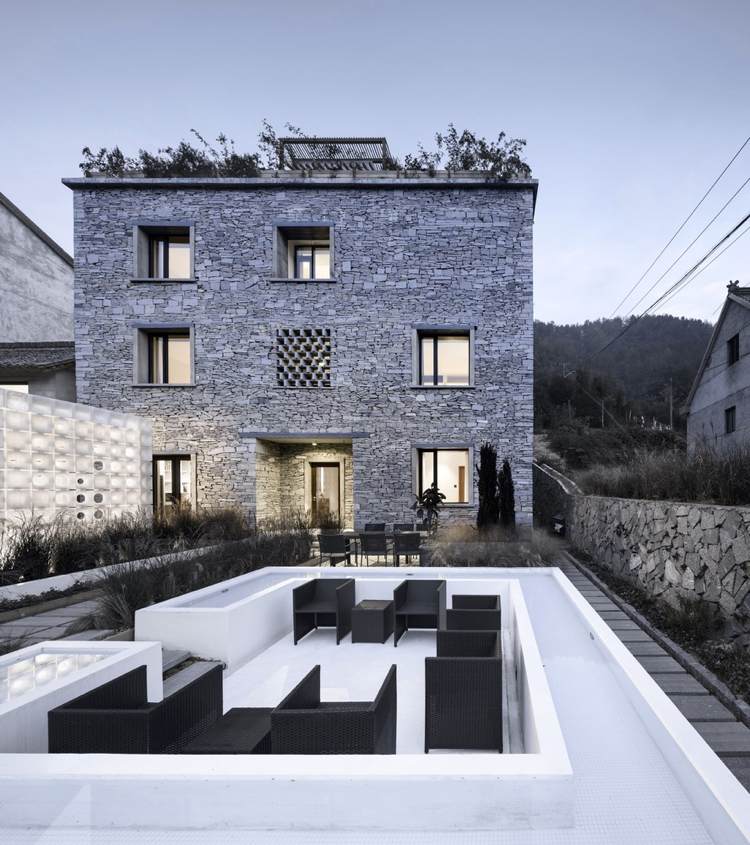 villa de telhado plano jardim lagoa terraço moderno móveis de vime