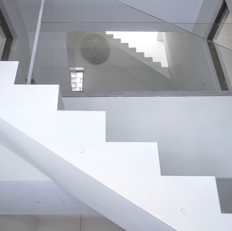 telhado plano villa escadas de concreto claraboias design de interiores