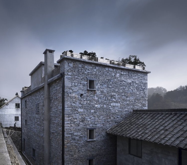 villa de telhado plano fachada de pedra natural paredes de concreto