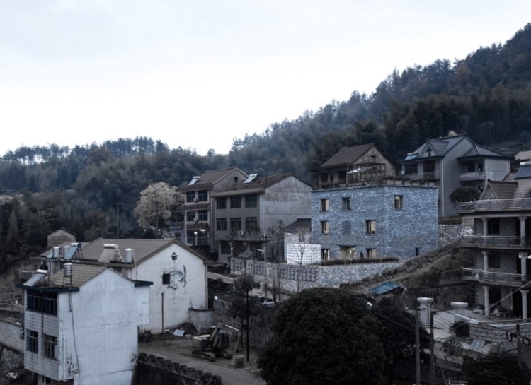 villa de telhado plano fachada de pedra natural china extensa vegetação