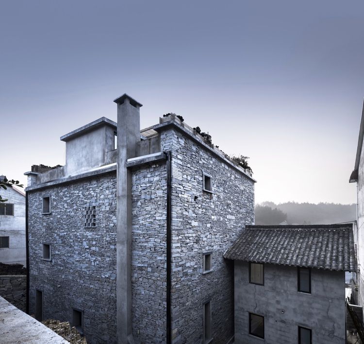 villa de telhado plano com paisagismo de janelas estreitas