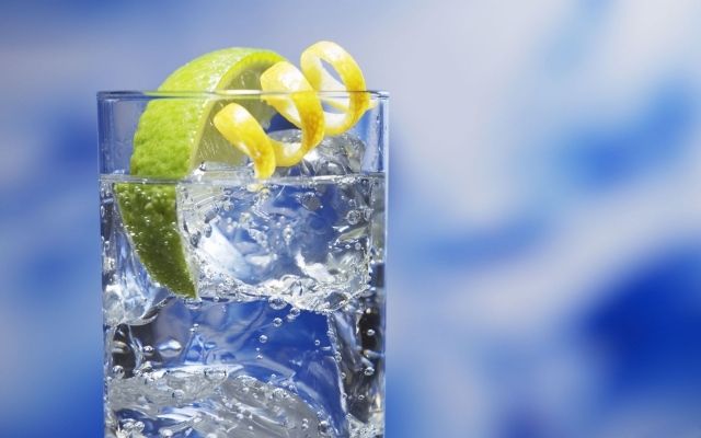 água limão digestão saudável estimular bebida pela manhã