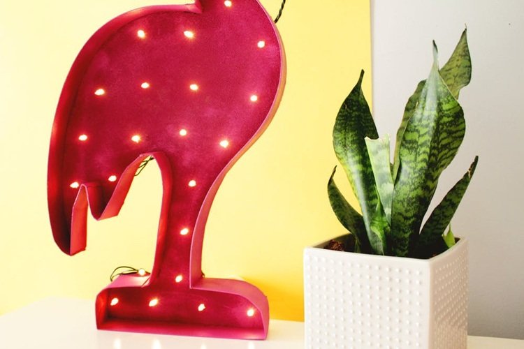 Ideia de decoração flamingo para montar luzes de fadas