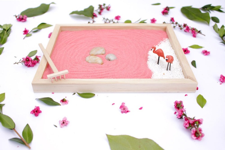 Ideia de decoração de flamingo para criar jardim de pedras