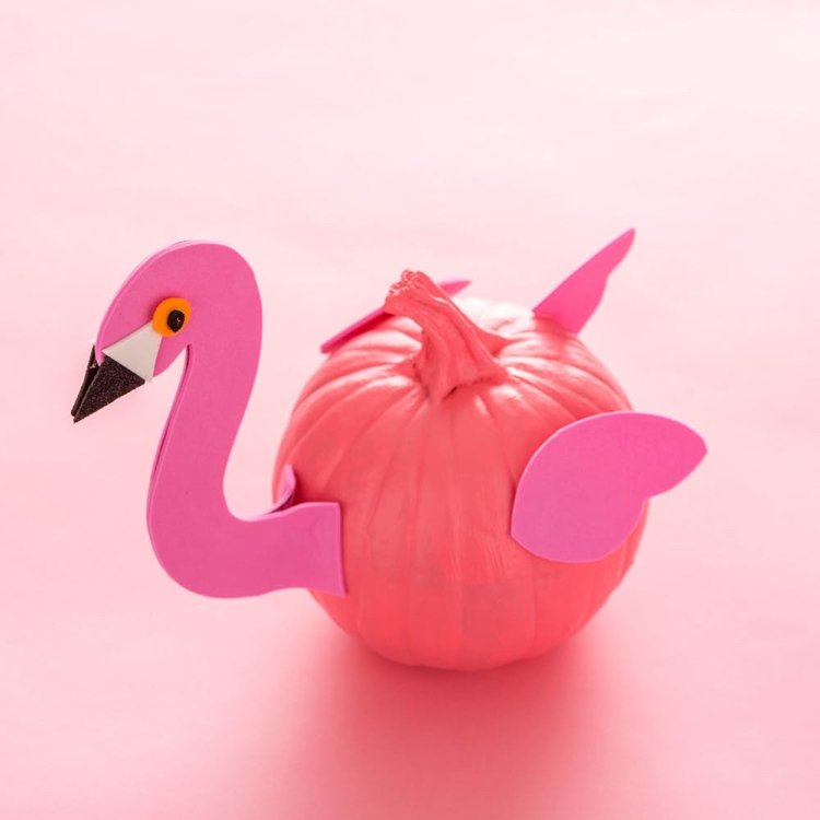 Decoração flamingo decorando tecido de abóbora