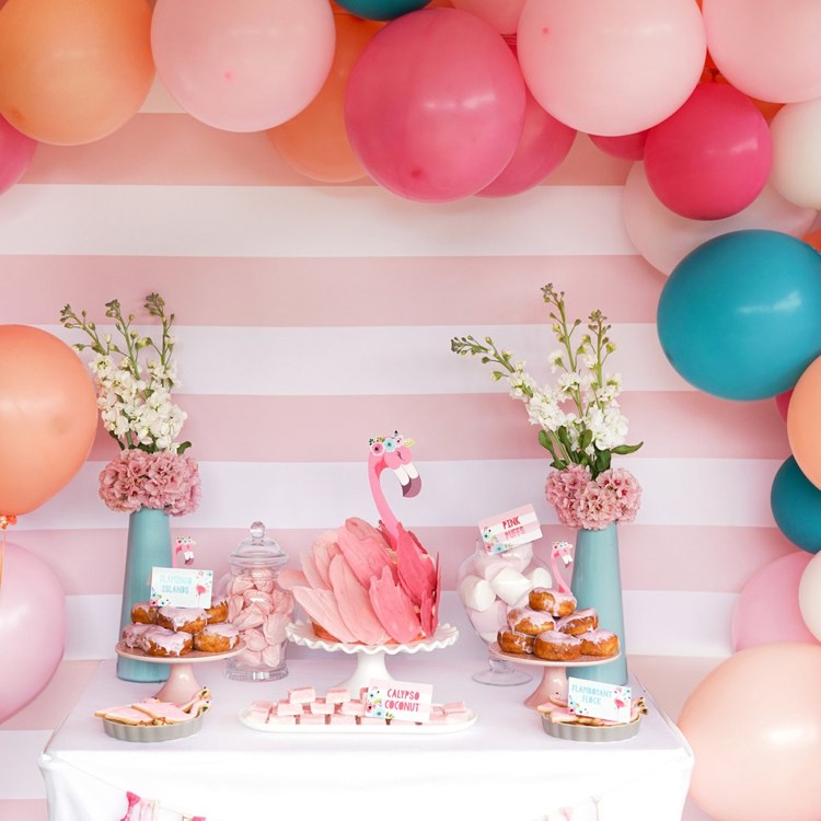 Bolo de aniversário com decoração de flamingo