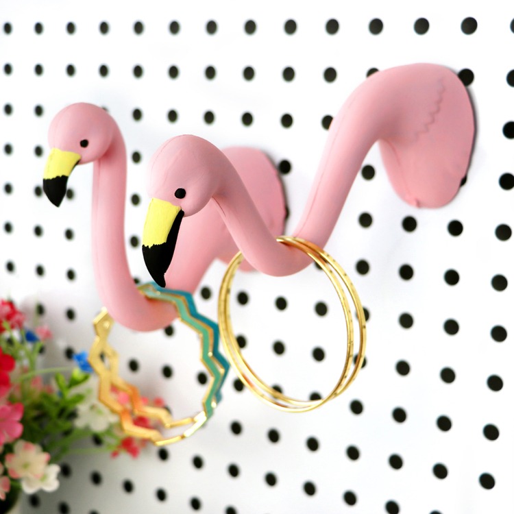 Decoração de flamingo em gesso de paris faz as joias se destacarem