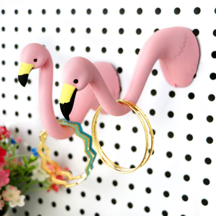 Decoração de flamingo em gesso de paris faz as joias se destacarem