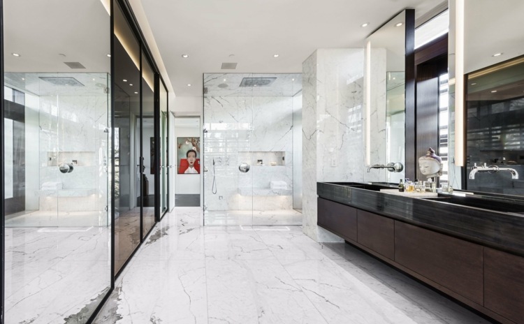 Ladrilhos-feitos-de-mármore-banheiro-branco-madeira-espelho-vidro-escurecido-chuveiro