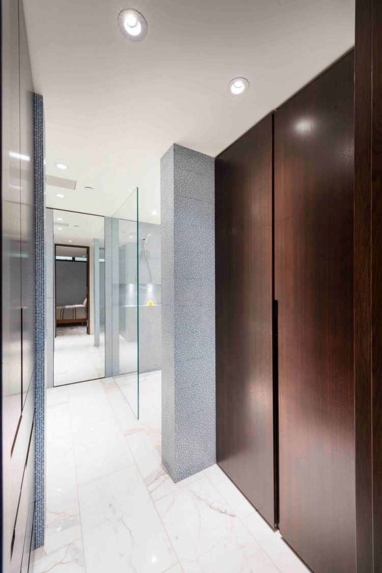 azulejos-mármore-banheiro-design-embutido-gabinete-mosaico-paredes cinza