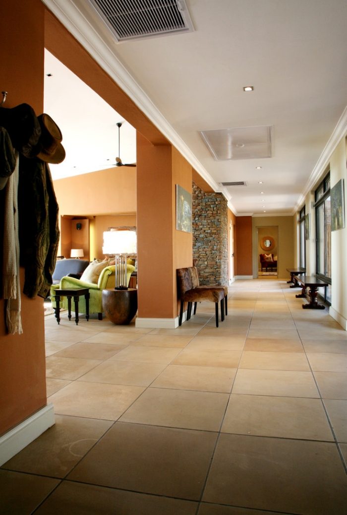piso de ladrilho - aspecto arenito - laranja escuro - cor da parede - corredor